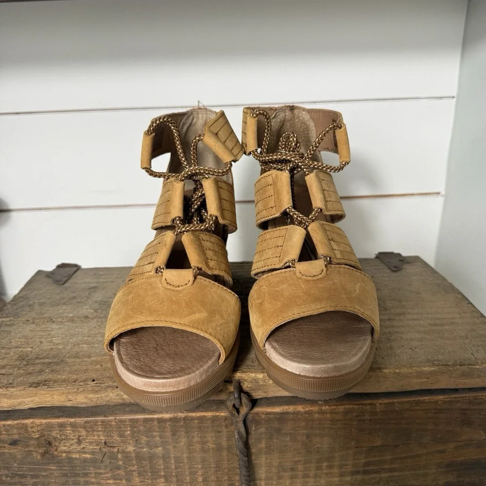 Sorel Joanie II Tan Brown Lace Wedge Sandals Sz 7 Gladiator Style Suede Leather